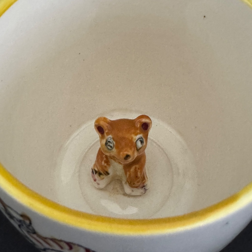 Vintage NASCO Cat Mystery Mug "What's at the bottom of the well?" 1950s RARE